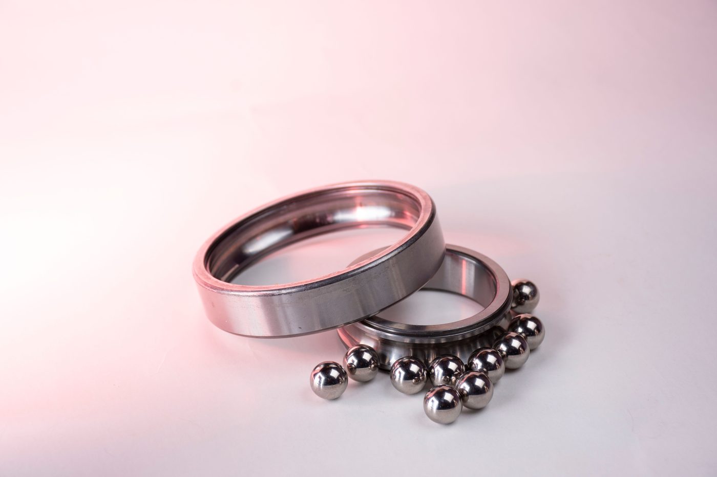 Two bearing rings with loose steel balls